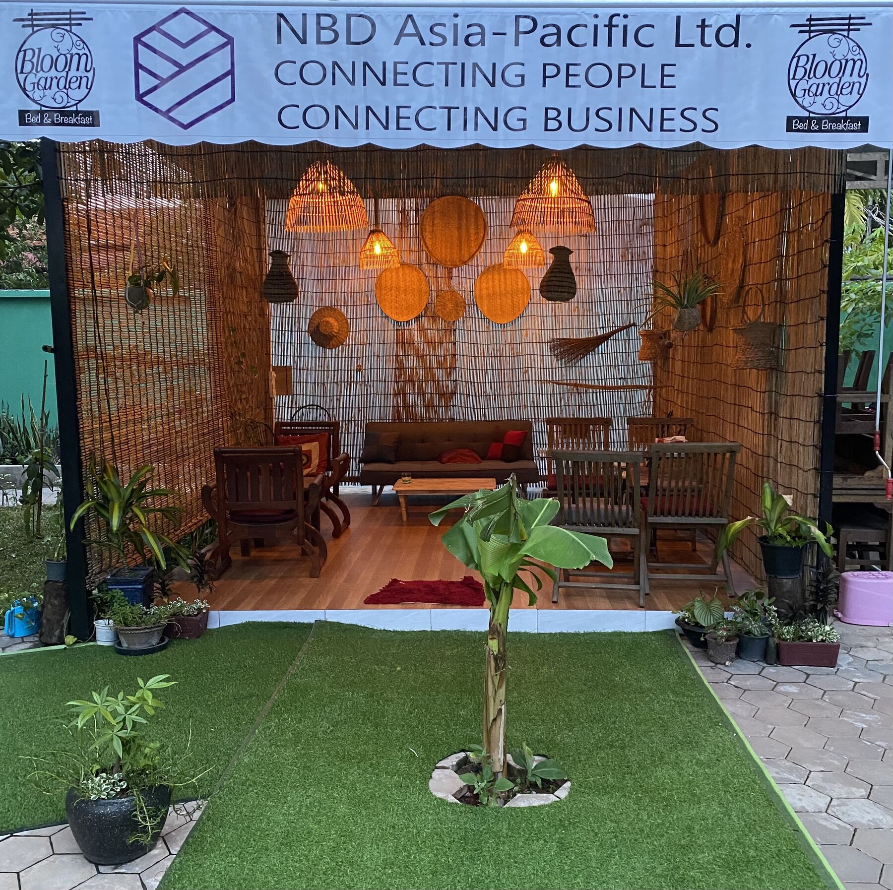 Bamboo-covered lounge corner with sofas