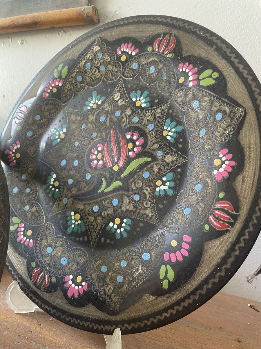 A hand-painted decorative plate, a souvenir from a Bloom Garden guest